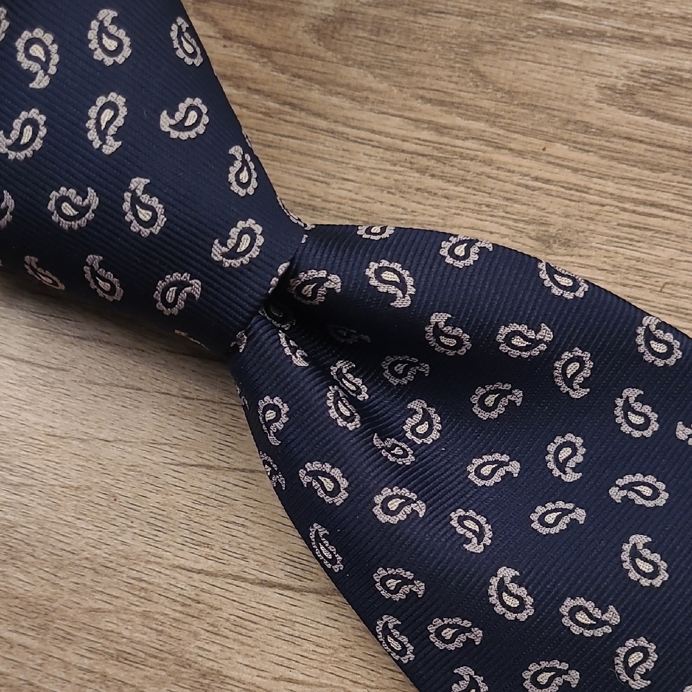 BROOKS BROTHERS Metallic Dark Navy Silver Paisley Pattern Silk Mens Tie